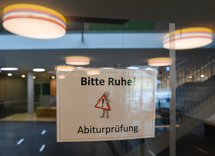 Start der Abiturprüfungen in Bayern Kultusminister Michael Piazolo
